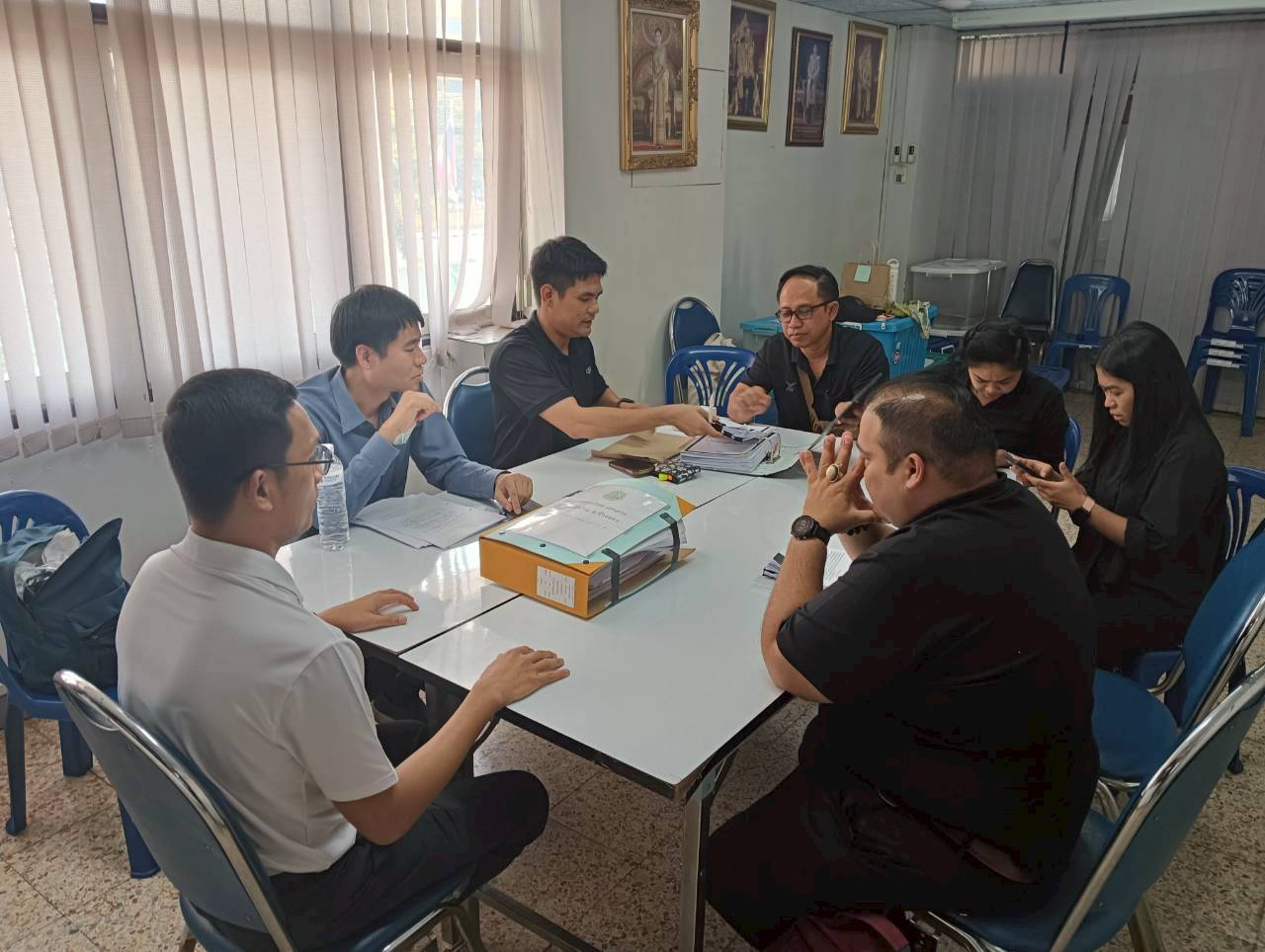 title - สำนักกฎหมาย มอบหมายเจ้าหน้าที่ให้การสนับสนุนข้อมูลและให้คำปรึกษาด้านกฎหมายและแนวทางปฏิบัติกรณีร้องขอความเป็นธรรมในพื้นที่เขตปฏิรูปที่ดินจังหวัดกาญจนบุรี